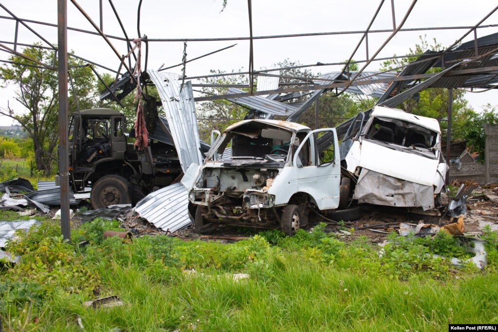 Tri automjete të dëmtuara nga një sulm me bombë.
