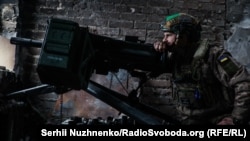 Украинский военнослужащий в Бахмуте Донецкой области, 25 февраля 2023 года