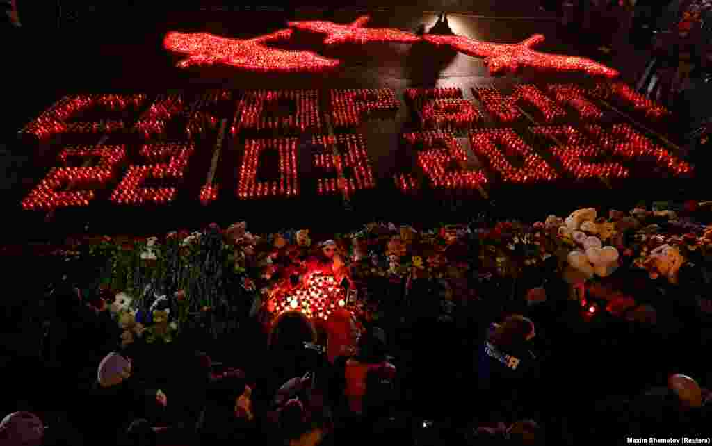 &nbsp;در این تصویر دیده میشود که با استفاده از شمع ها نوشته شده است: &laquo; ما عزادار رویداد روز بیست و دوم مارچ سال ۲۰۲۴ هستیم&raquo; این شمع ها در بیرون از ساختمان سالون برگزاری کنستر در روز عزاداری گذاشته شده بود.&nbsp;