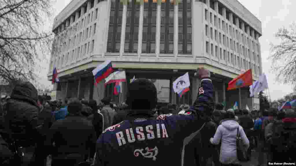 Oroszbarát tömeg a krími parlament előtt 2014. február 27-én. Aznap korábban mintegy hatvan oroszbarát fegyveres elfoglalta az épületet, valamint több ellenőrző pontot a Krím félszigeten