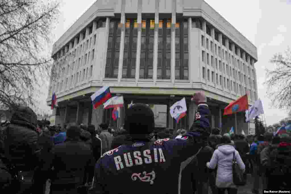 Проросійськи налаштований натовп, як видно з прапорів,&nbsp;біля парламенту Криму, 27 лютого 2014 року. Раніше того ж дня близько 60 проросійських бойовиків захопили будівлю парламенту та кілька блокпостів на Кримському півострові