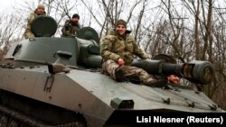 Украинские военнослужащие на САУ 2С1 вблизи Бахмута Донецкой области, 8 марта 2023 года 