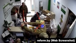 Российские военные отправляют посылки домой (Мозырь, Беларусь)