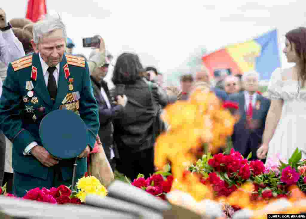 Një veteran vendos lule në Flakën e Përjetshme në Kompleksin Memorial të Përjetësisë gjatë një ceremonie përkujtimore për të shënuar Ditën e 79-të të Fitores në Kishinau, Moldavi. Ish-Republikat Sovjetike festojnë fitoren ndaj Gjermanisë naziste në Luftën e Dytë Botërore më 9 maj.