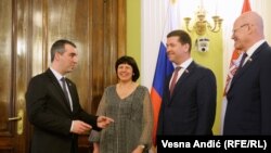 Kryetari i Kuvendit të Serbisë, Vladmiri Orliq, dhe deputetët rusë, Elena Afanasyeva, Andrej Chernishev dhe Vladimir Krugli, më 19 prill 2022.