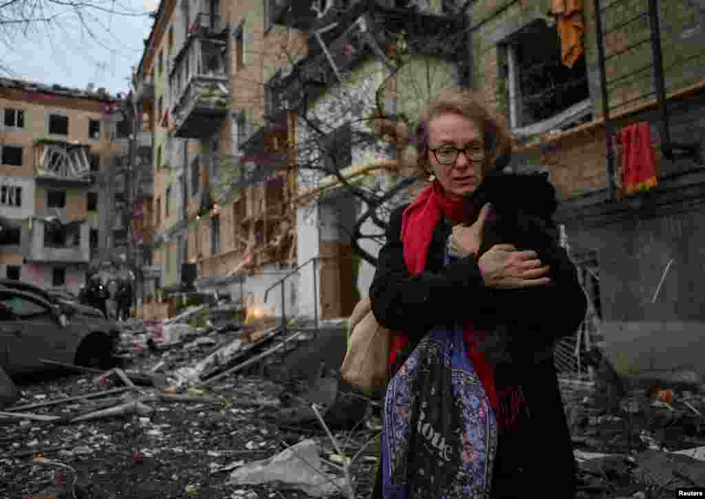 Місцева жителька з котом на руках. Харків, 2 січня 2024 року