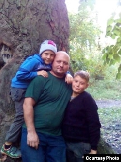 Микита Ковалик з молодшим братиком та татком. Фото з особистого архіву родини