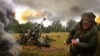 Что использует российская армия против украинской артиллерии? На скриншоте с видео украинские артиллеристы ведут огонь по позициям по гаубице М-777