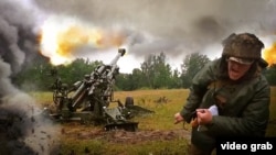 Що використовує російська армія проти української артилерії? На скріншоті з відео українські артилеристи ведуть вогонь по ріських позиціях із гаубиці М777 
