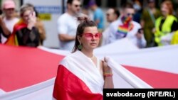 Белорусы несут бело-красно-белый флаг на ЛГБТ-параде в Вильнюсе. Литва, 2023 год