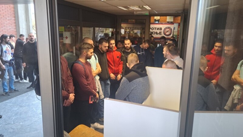 Grupa ljudi blokirala Filozofski fakultet u Novom Sadu, traže smenu profesora Gruhonjića