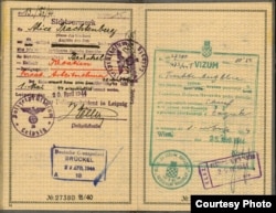 Визы и пометки о пересечении границ в апреле 1944 г. в паспорте Алисы Трахтенберг. Источник: Швейцарский бундесархив.