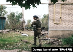 Українські правоохоронці допомагають евакуювати цивільне населення з північних прикордонних районів, які зазнають інтенсивних обстрілів з боку Росії.