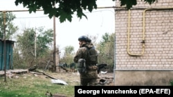 Украинские правоохранители помогают эвакуировать гражданское население из северных пограничных районов, которые подвергаются интенсивным обстрелам со стороны России, 13 мая 2024 года