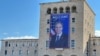 "Dobrodošli, gospodine Blinken", transparent na zgradu univerziteta u Tirani
