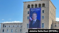 Një fotografi mirëseardhëse e sekretarit amerikan të Shtetit, Antony Blinken, vendoset në ndërtesën e Universitetit Politeknik të Tiranës në sheshin pranë Presidencës dhe Kryeministrisë, 14 shkurt 2024, në prag të vizitës së tij në Shqipëri.