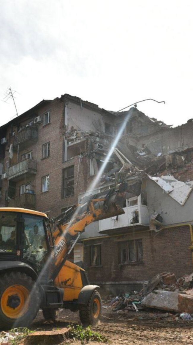 Oamenii din Harkov curăță molozul după un nou bombardament rusesc