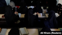 Gratë afgane duke mësuar të lexojnë Kuranin në një medrese në Kabul. 8 tetor 2022.