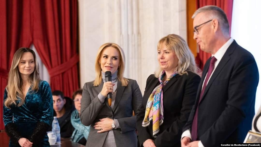 Președinte al Consiliului de Monitorizare pentru persoanele cu dizabilități, Gabriel Botnariu (în dreapta) era numit în 2016, de către Gabriela Firea, șef al Administrației spitalelor din capitală. Ex senator PSD, a fost consilier al primarului din Voluntari, Florentin Pandele.
