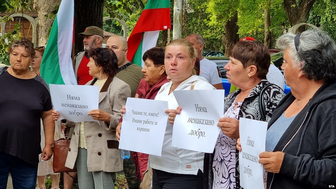 Съпартийци на кмета на Генерал Тошево Валентин Димитров от БСП и негови колеги от общината протестират срещу ареста му пред полицията в Добрич.