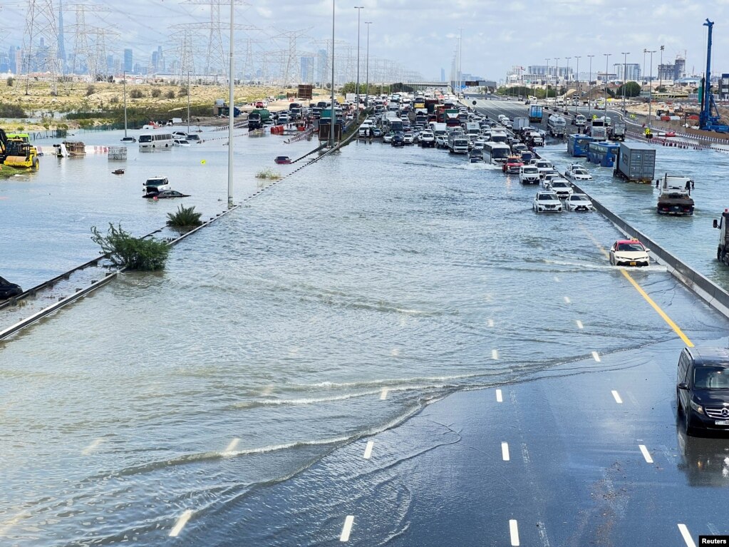 Automjetet e bllokuara në një autostradë të përmbytur.  