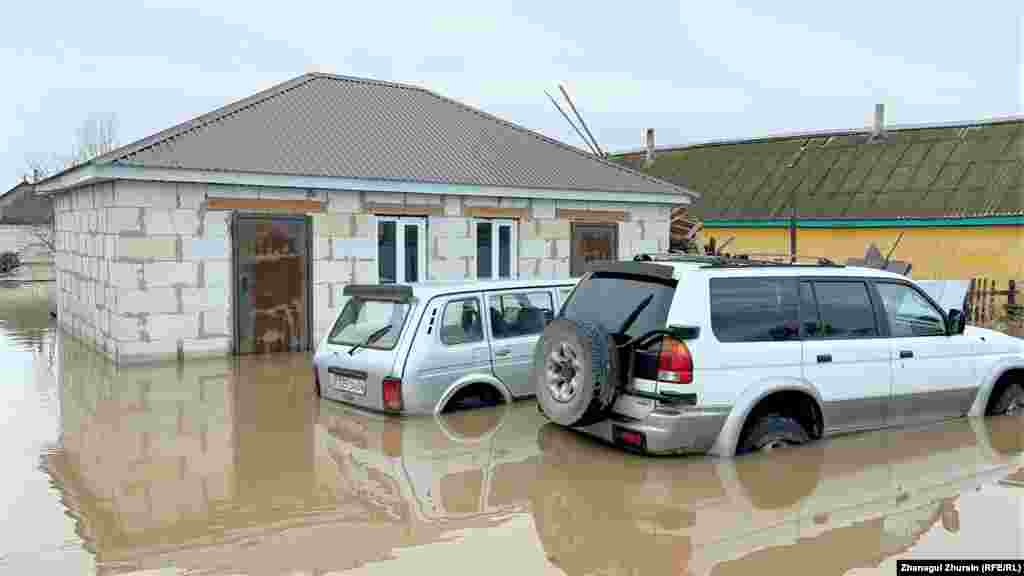 В Байганинском районе подтоплены по меньшей мере четыре дома. Местный аким Кайрат Отаров пообещал отремонтировать дома с привлечением спонсорских денег