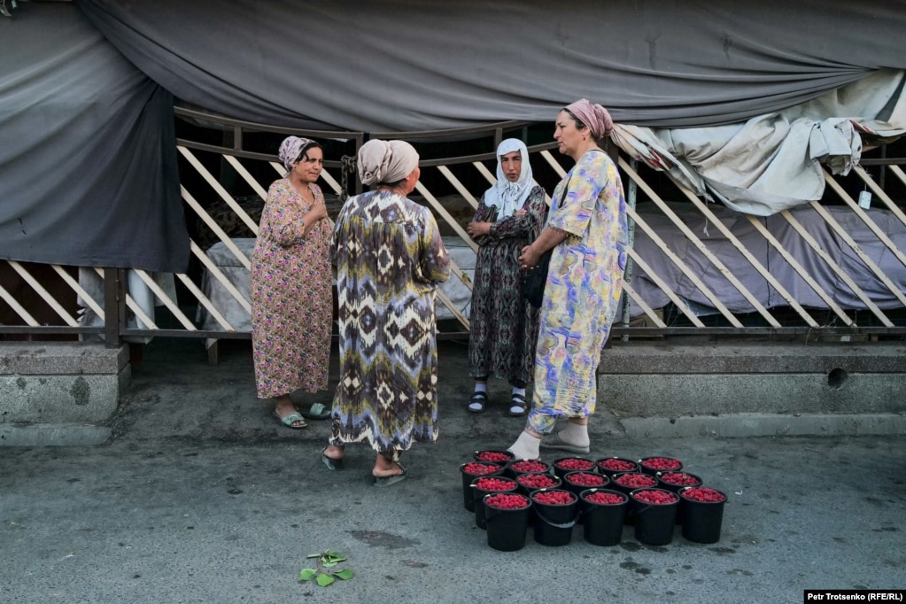 Торговки малиной на базаре Панчшанбе. Худжанд, Таджикистан. 15 июня 2024 года.