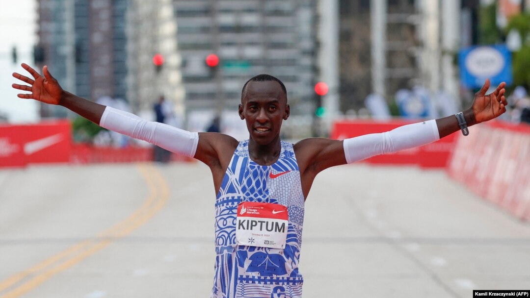 Семіз адамдардың үйдегі эротикалық фотосуреттері Трусики киген азиялық әйелдер үстелді ысқылайтын жерде