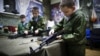 10-летние школьники РФ изучают автоматы Калашникова во время тренировок под Екатеринбургом в России, иллюстрационное фото