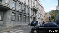 Policijska vozila ispred sjedišta MUP-a Kantona Sarajevo (arhivska fotografija)