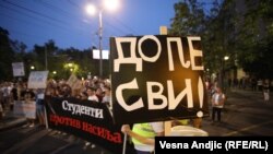 Neki od transparenata ispred Ministarstva prosvete na 16. po redu protestu "Srbija protiv nasilja", Beograd, 19. avgust