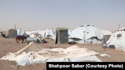 برخی از افغان‌های که به اجبار از افغانستان برگشتانده شده‌اند به دلیل تخریب خانه‌های‌شان بر اثر سیلاب، در خیمه‌ها زنده‌گی می‌کنند