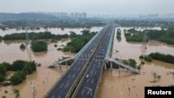 نمایی از سیلاب در شهر چینگ‌یوآن، استان گوانگدونگ چین. دوشنبه سوم اردیبهشت