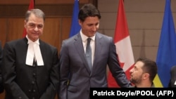 Слева направо: Энтони Рота, Джастин Трюдо и Владимир Зеленский в парламенте Канады, Оттава, 22 сентября 2023 года