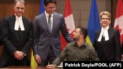 Премьер-министр Канады Джастин Трюдо (в центре) и президент Украины Владимир Зеленский во время встречи в канадском парламенте
