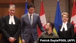 Премьер-министр Канады Джастин Трюдо (в центре) и президент Украины Владимир Зеленский во время встречи в канадском парламенте 
