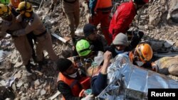 Турски спасители току що са открили оцеляла жена, която е прекарала под развалините 177 часа.