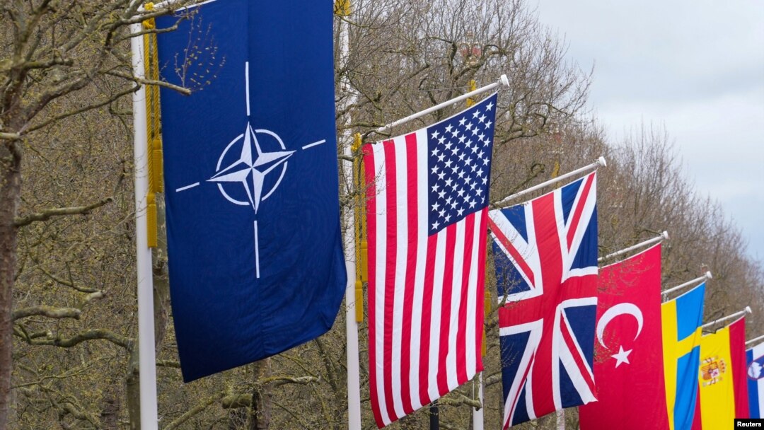 Steaguri ale NATO și ale țările membre afișate în fața Palatului Buckingham, înainte de cea de-a 75-a aniversare a semnării Tratatului Atlanticului de Nord, la Londra, Marea Britanie, 3 aprilie 2024.