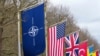 Steagurile NATO, ale SUA și ale aliaților sunt arborate în fața Palatului Buckingham, înaintea celei de-a 75-a aniversări a semnării Tratatului Atlanticului de Nord, la Londra, Marea Britanie, 3 aprilie 2024. Fotografie de arhivă.
