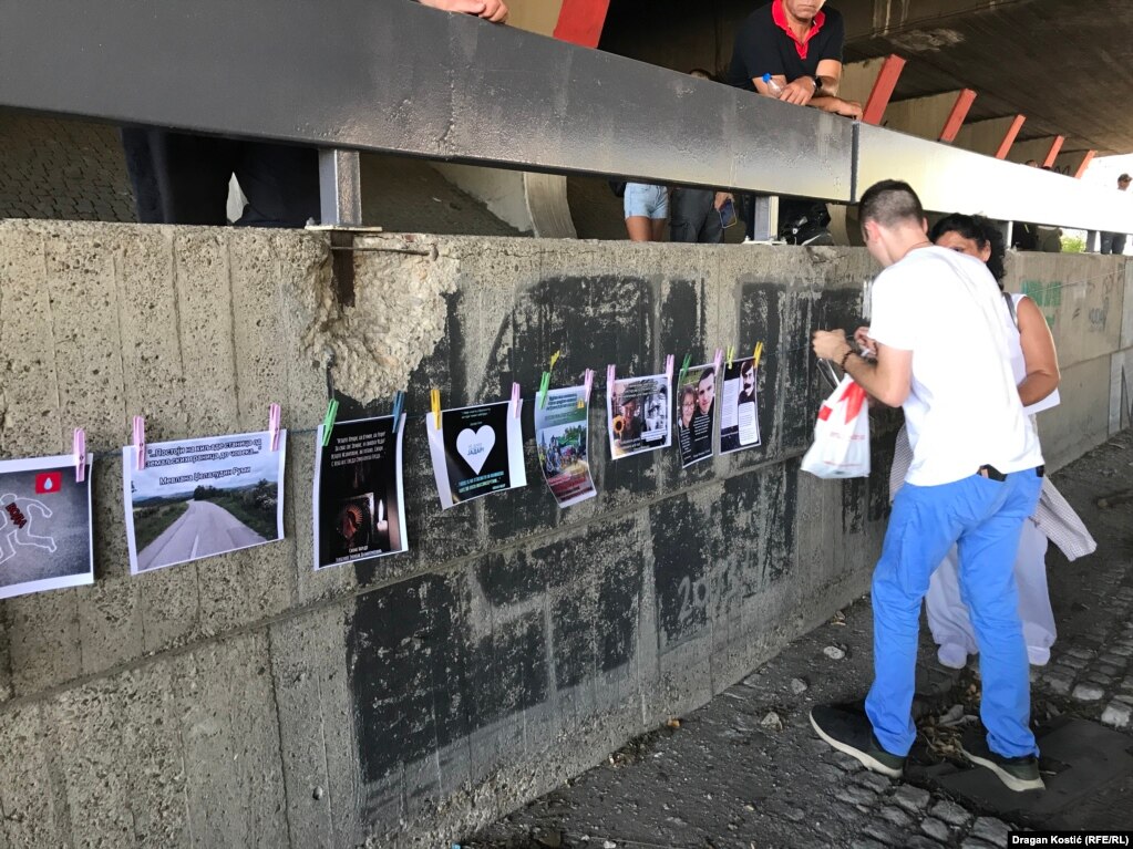 Tokom nove blokade, učesnici su istakli i poruke koje skreću pažnju na nasilje u društvu. U dva masovna ubistva koja su se 3. i 4. maja dogodila u Beogradu i okolini Mladenovca,&nbsp; stradalo je 20 ljudi, među kojima je najviše djece. &nbsp; 