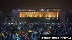 În 2017, la o lună de la începerea protestelor față de intențiile de modificare a legislației anticorupție, în fața Guvernului continuă să se strângă, zilnic, mii de oameni. Protestele inițiate atunci au durat timp de doi ani. Fotografie din 19 februarie 2019