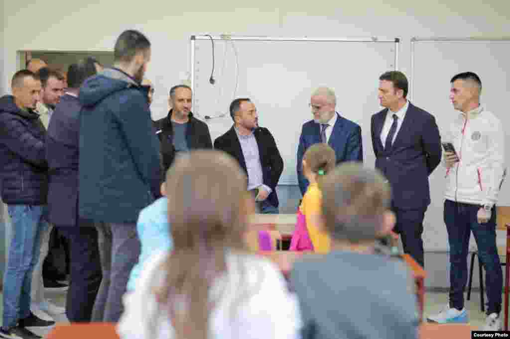 Техничкиот премиер Талат Џафери заедно со министерот за надворешни работи Бујар Османи во посета училиште во тетовското село Теарце