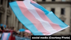 Флаг трансгендерных людей на улице. Россия, архивное фото