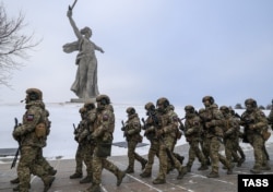 Ruski vojnici na putu za Ukrajinu marširaju pored kipa "Majka domovina zove" u Volgogradu u januaru 2023.