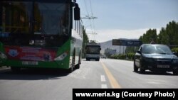 Бишкек. Коомдук транспорттун тилкеси сары түс менен чектелүүдө. 