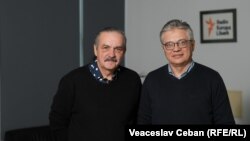 Vitalie Ciobanu, gazda podcastului Cultura la frontieră și invitatul său violonistul Anatolie Ștefăneț.