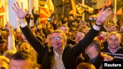 Християн Мицкоски пред централата на партията след първия тур на изборите