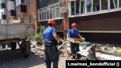 Спасатели на месте удара беспилотников в Приморско-Ахтарске, июль 2024 года