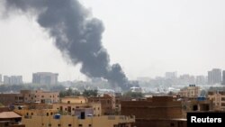 Dim se diže iz zapaljenih aviona unutar aerodroma u Kartumu tokom sukoba između paravojnih snaga za brzu podršku i vojske u Kartumu, Sudan, 17. aprila 2023. 