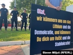 Predstavnici opozicionog pokreta "Kreni-Promeni" ispred Palate Srbija poručili su nemačkom kancelaru da "ostavi litijum i demokratiju srpskom narodu", a da uzme predsednika Srbije Aleksandra Vučića i stabilokratiju,19. jula 2024.